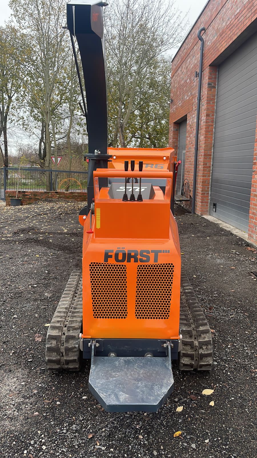 картинка Рубительная машина Forst TR6 самоходная от магазина Одежда+