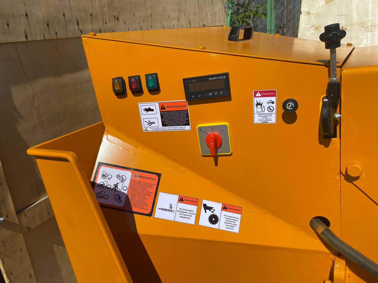 картинка Измельчитель веток и древесины DH-100 от магазина Одежда+