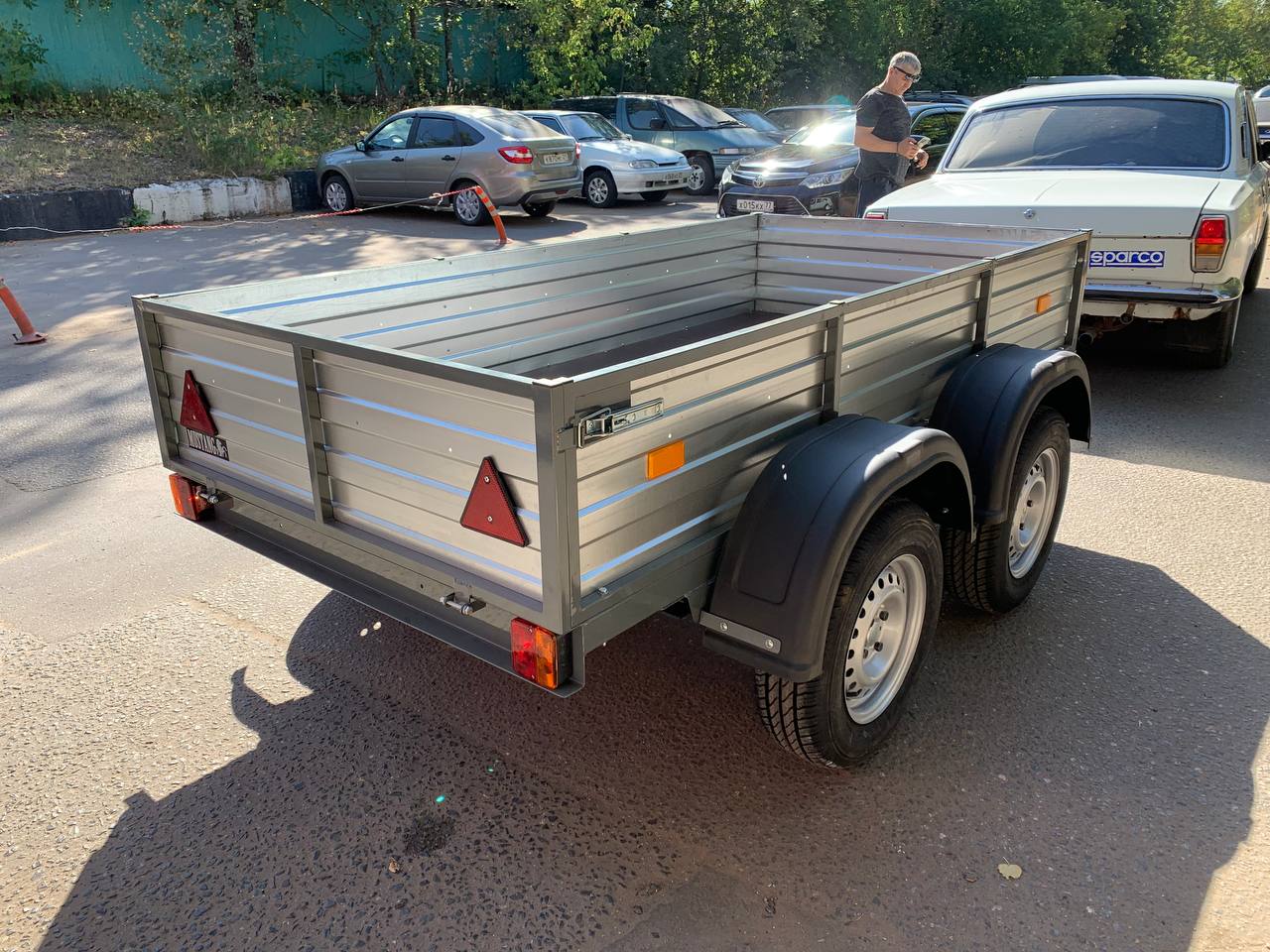 картинка Двухосный автомобильный прицеп от магазина Одежда+