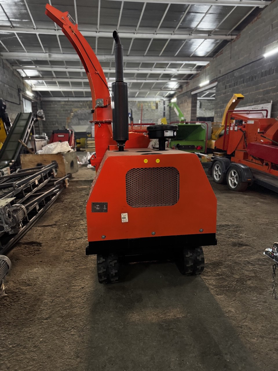 картинка Измельчитель веток на гусеничном ходу DH-50 версия 2025 года от магазина Одежда+