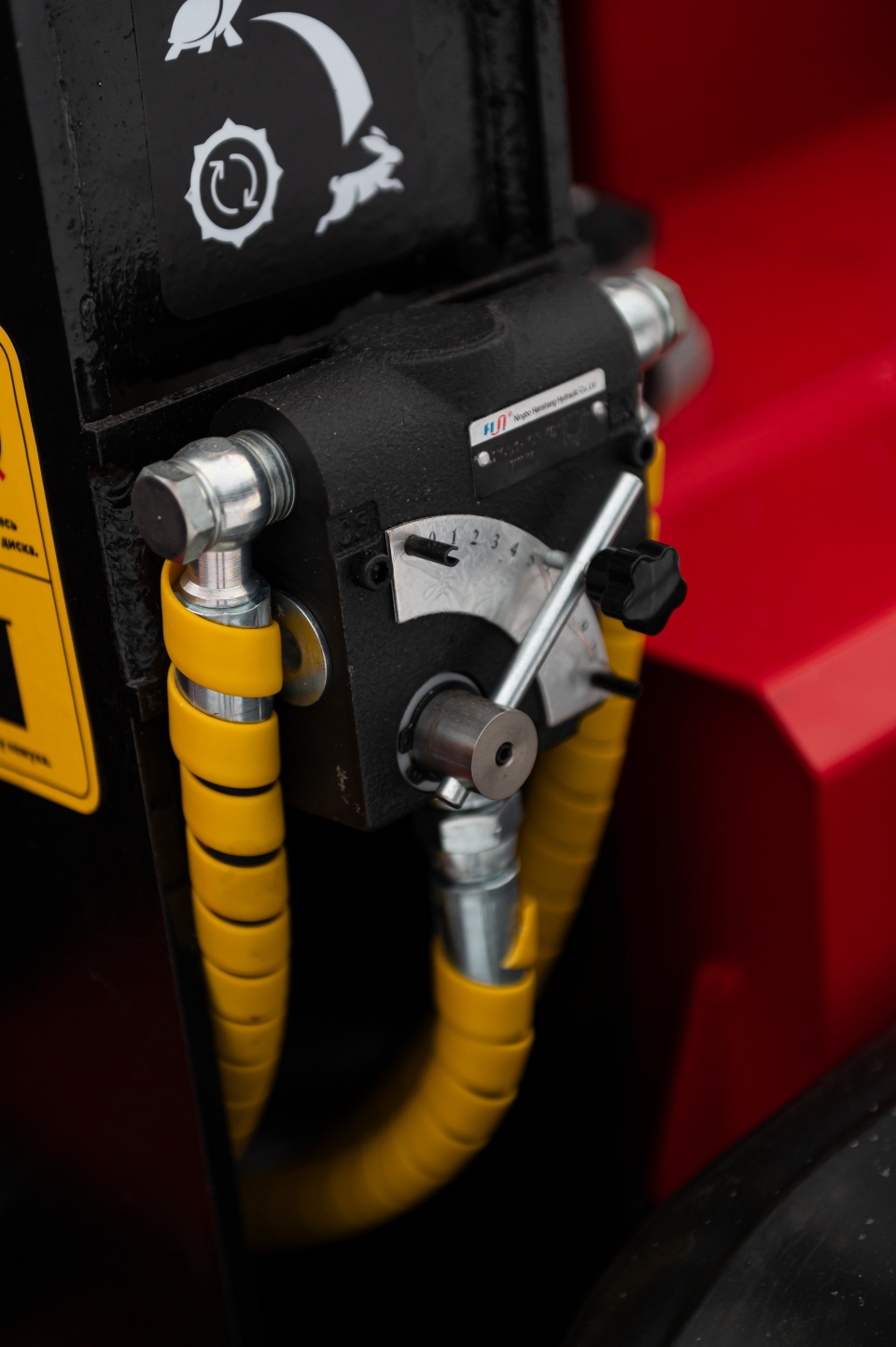 картинка Измельчитель древесины BearTech М3 на гусеничном ходу от магазина Одежда+