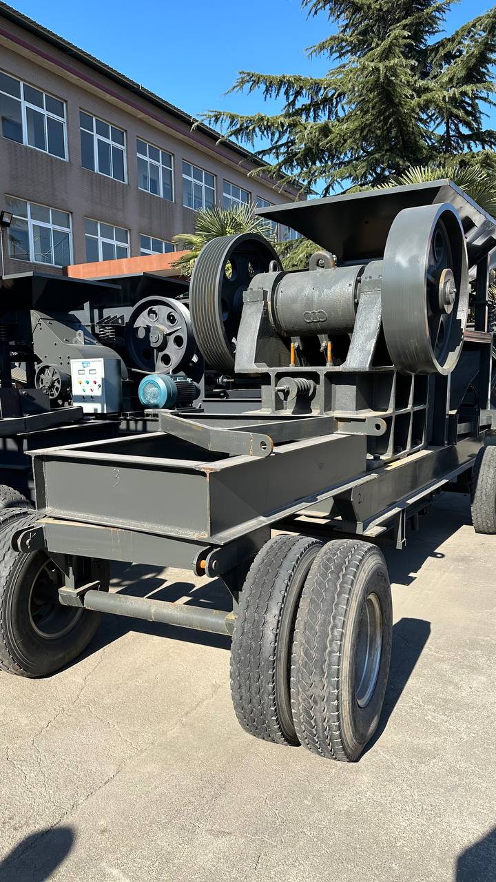 картинка Щековая дробилка PE-400x600 на колесном шасси с электродвигателем от магазина Одежда+