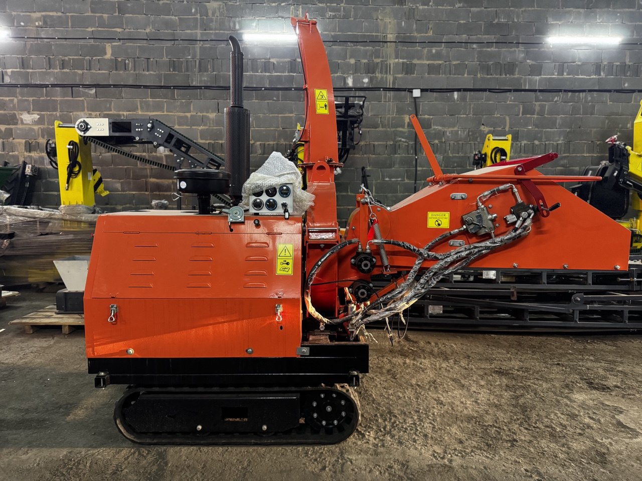 картинка Измельчитель веток на гусеничном ходу DH-50 версия 2025 года от магазина Одежда+