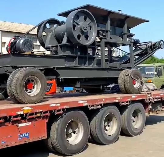 картинка Щековая дробилка PE-400x600 на колесном шасси с электродвигателем от магазина Одежда+