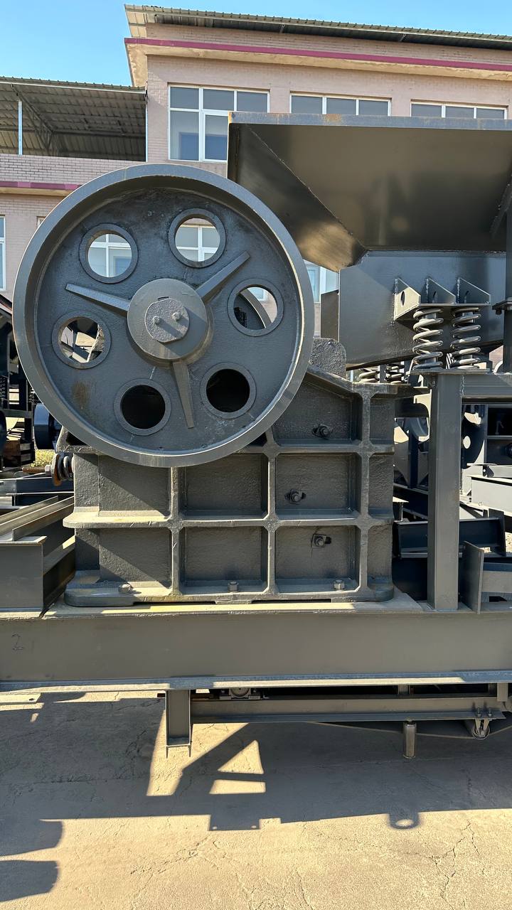 картинка Щековая дробилка PE-400x600 на колесном шасси с электродвигателем от магазина Одежда+