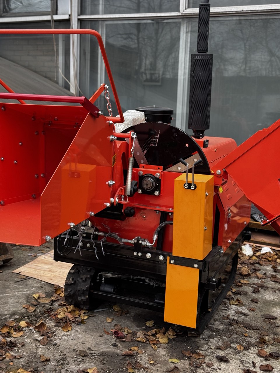 картинка Измельчитель веток на гусеничном ходу DH-50 версия 2025 года от магазина Одежда+