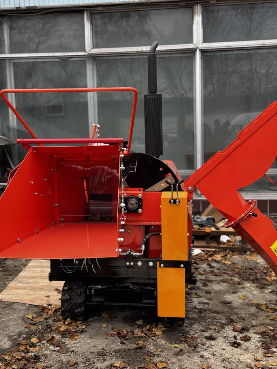 картинка Измельчитель веток на гусеничном ходу DH-50 версия 2025 года от магазина Одежда+