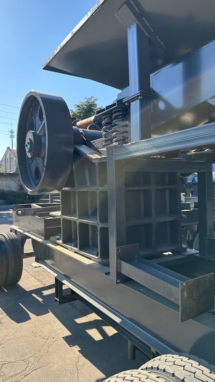 картинка Щековая дробилка PE-400x600 на колесном шасси с электродвигателем от магазина Одежда+