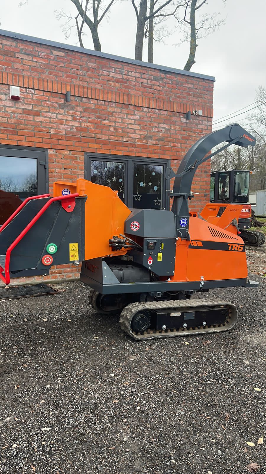 картинка Рубительная машина Forst TR6 самоходная от магазина Одежда+