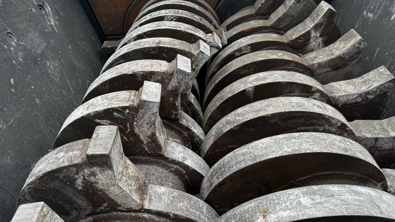 картинка Промышленный шредер гусеничного типа  U-MS250 от магазина Одежда+