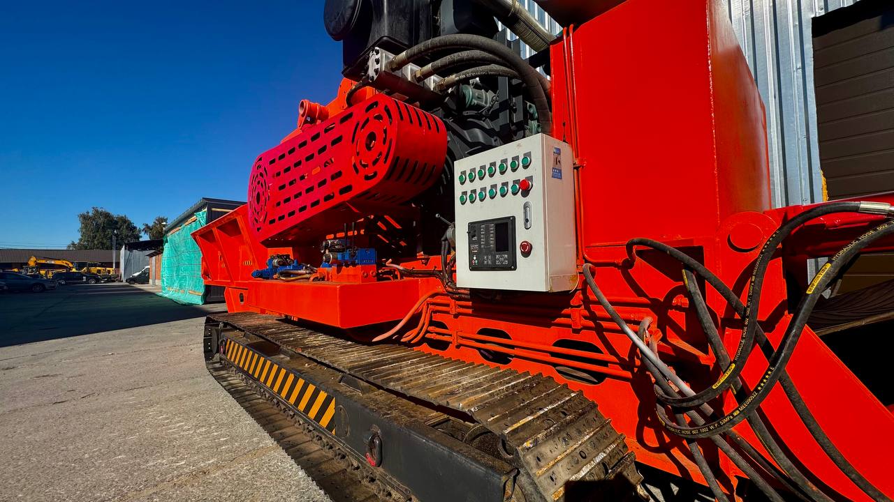 картинка Измельчитель древесины DH 500  с горизонтальной подачей на гусеничном ходу от магазина Одежда+