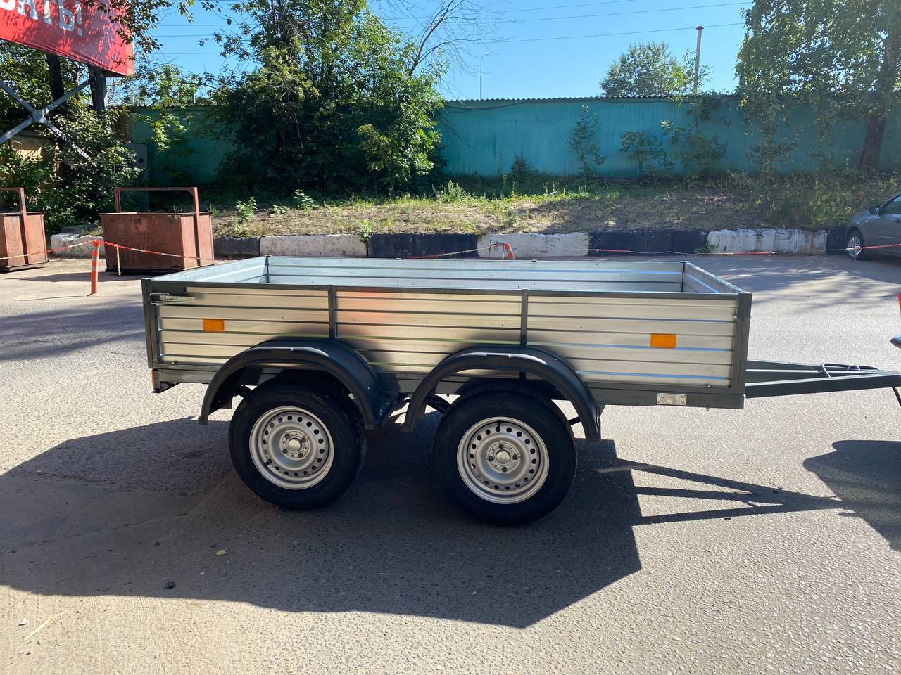 картинка Двухосный автомобильный прицеп от магазина Одежда+