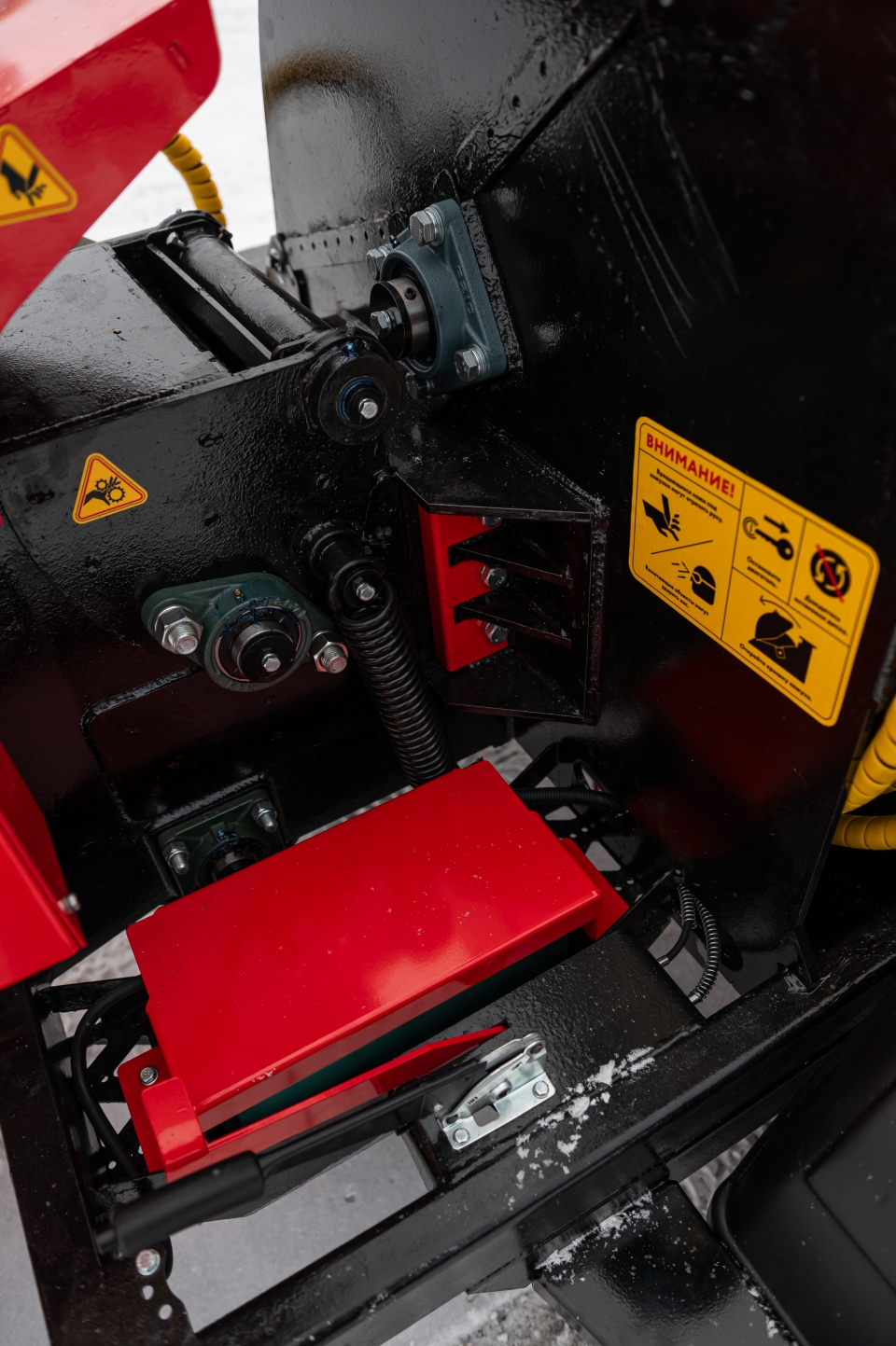 картинка Измельчитель древесины BearTech М3 на гусеничном ходу от магазина Одежда+