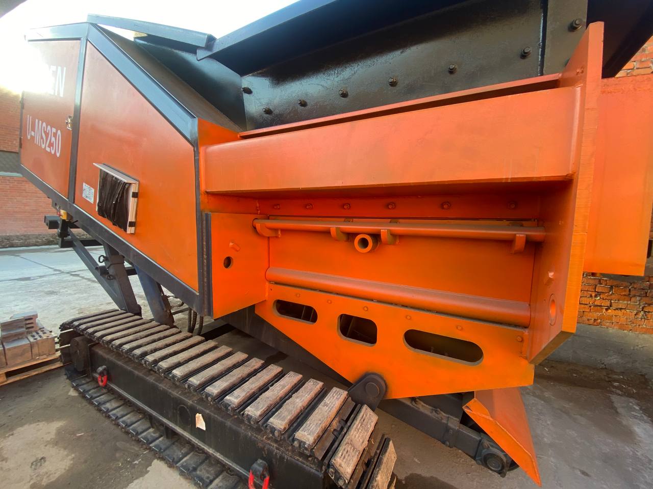 картинка Промышленный шредер гусеничного типа  U-MS250 от магазина Одежда+