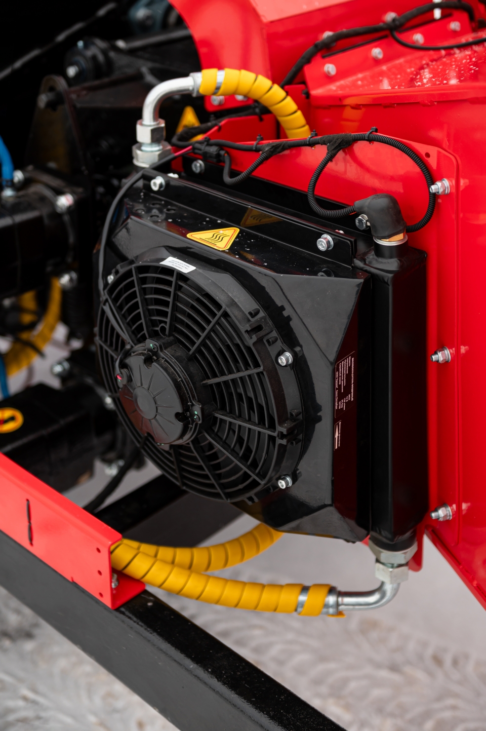 картинка Измельчитель древесины BearTech М3 на гусеничном ходу от магазина Одежда+