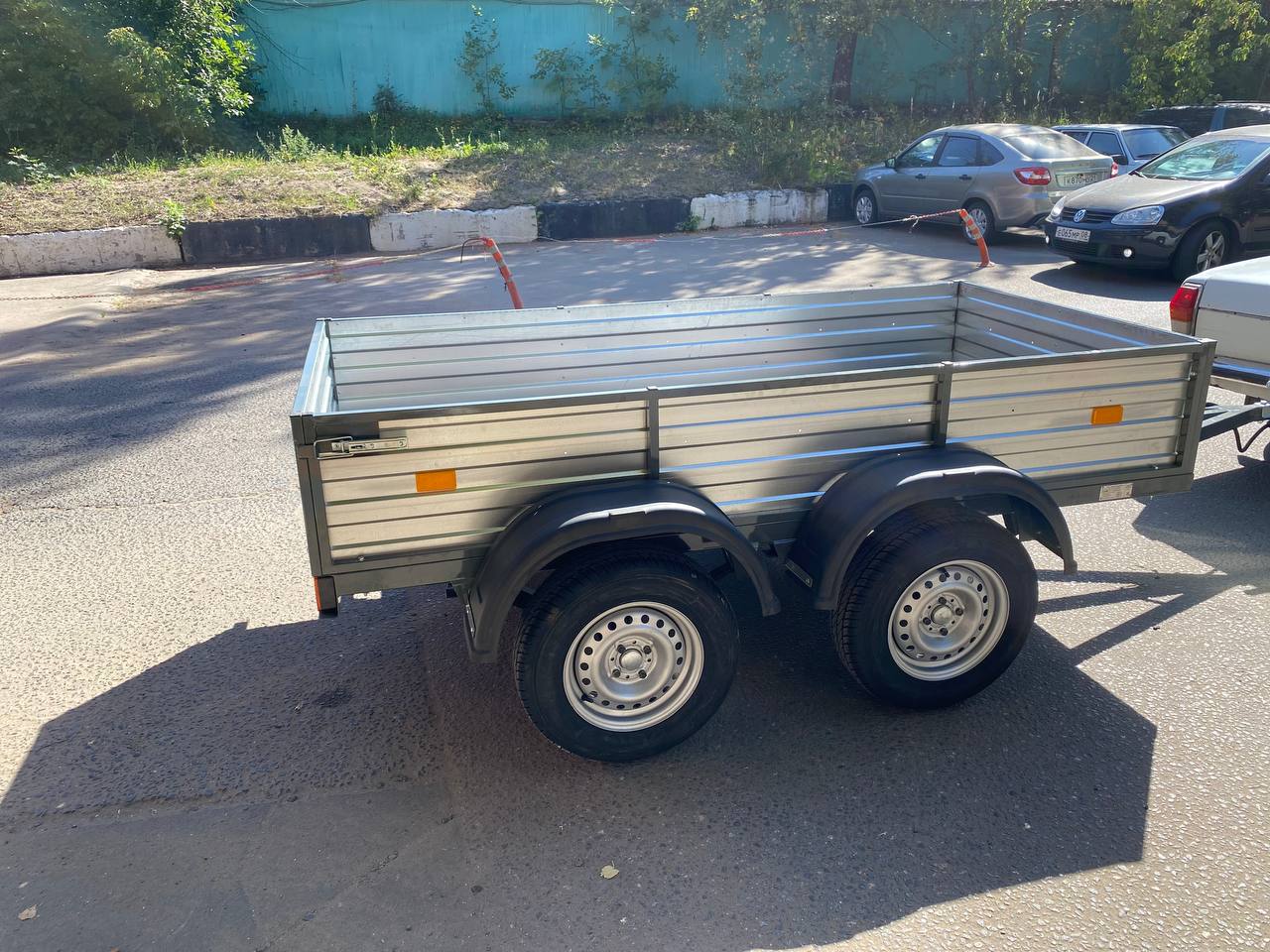 картинка Двухосный автомобильный прицеп от магазина Одежда+