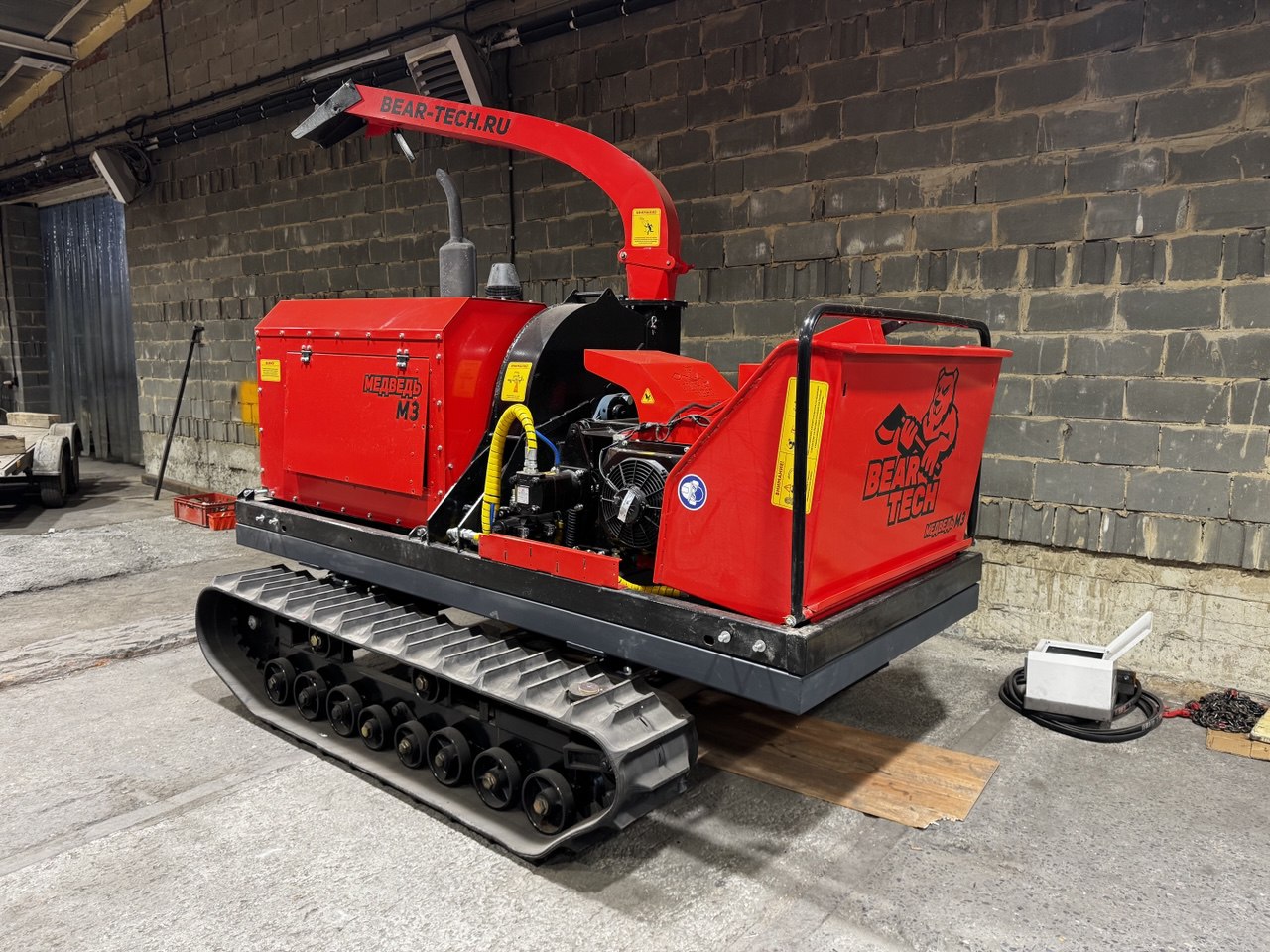 картинка Измельчитель древесины BearTech М3 на гусеничном ходу от магазина Одежда+