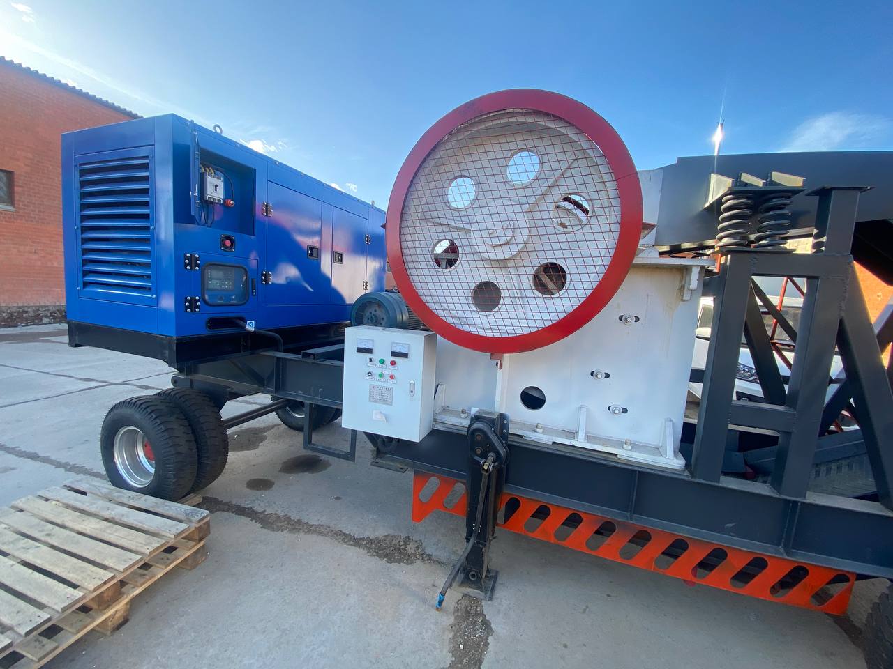 картинка Щековая дробилка PE-400х600 на колесном шасси с генераторной установкой от магазина Одежда+