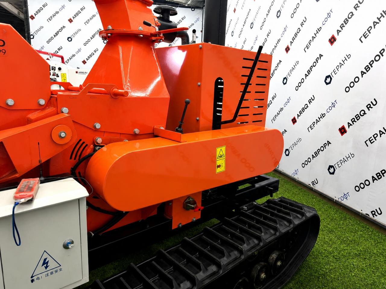 картинка Измельчитель древесины DH-100 на гусеничном ходу 