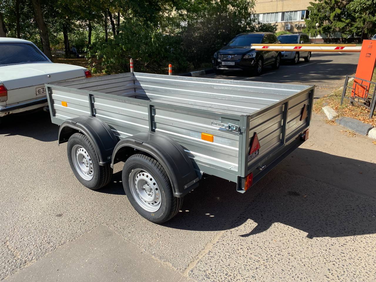 картинка Двухосный автомобильный прицеп от магазина Одежда+