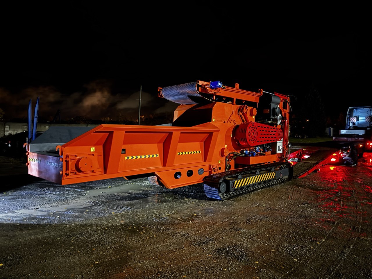 картинка Измельчитель веток и древесины DH-220 на гусеничном ходу от магазина Одежда+