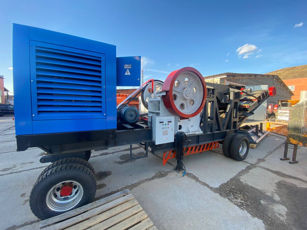 картинка Щековая дробилка PE-400х600 на колесном шасси с генераторной установкой от магазина Одежда+