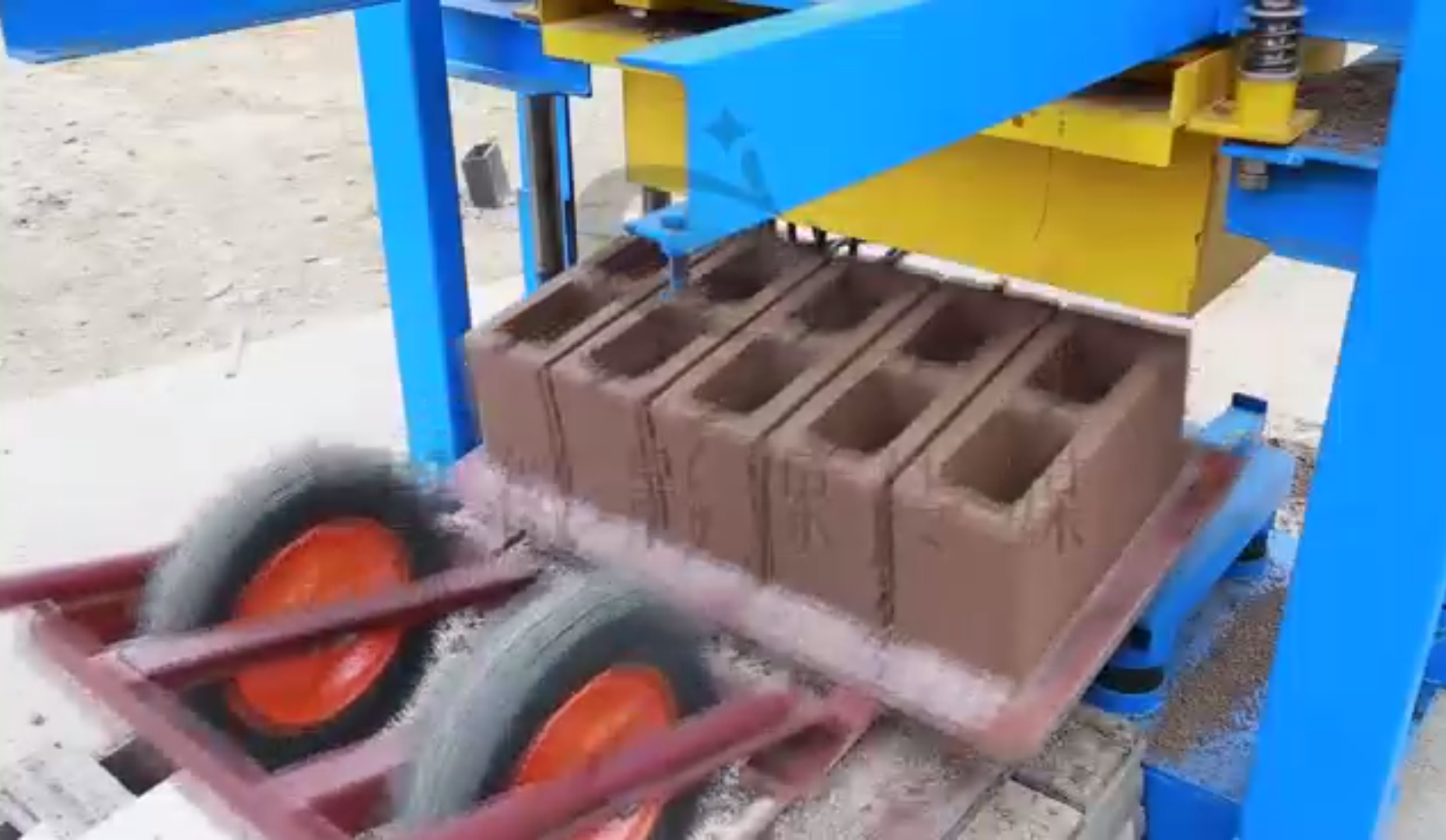 картинка Машина по производству пескоблоков QTJ4-40A от магазина Одежда+