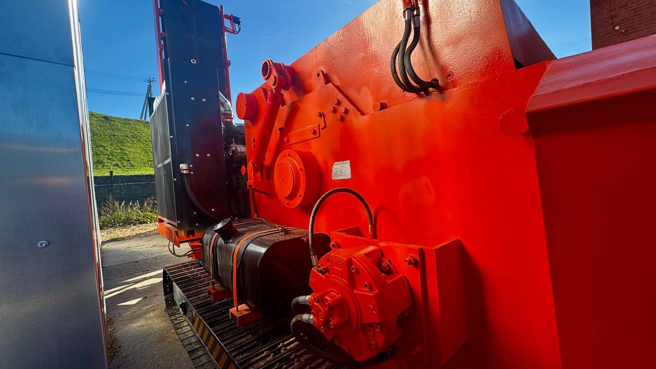 картинка Измельчитель древесины DH 500  с горизонтальной подачей на гусеничном ходу от магазина Одежда+