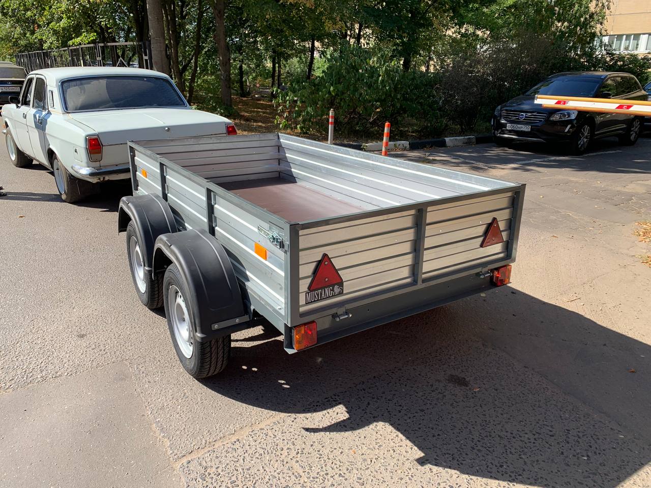 картинка Двухосный автомобильный прицеп от магазина Одежда+