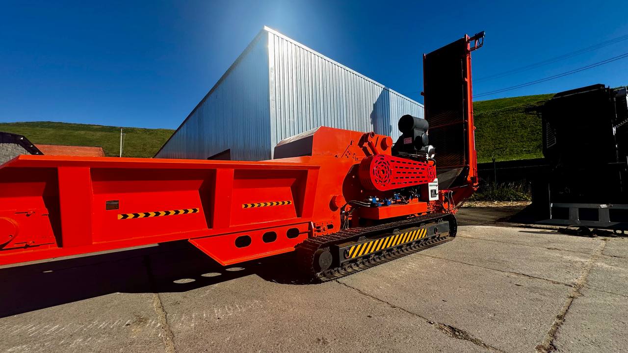 картинка Измельчитель древесины DH 500  с горизонтальной подачей на гусеничном ходу от магазина Одежда+