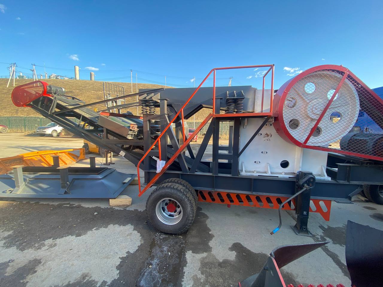 картинка Щековая дробилка PE-400х600 на колесном шасси с генераторной установкой от магазина Одежда+