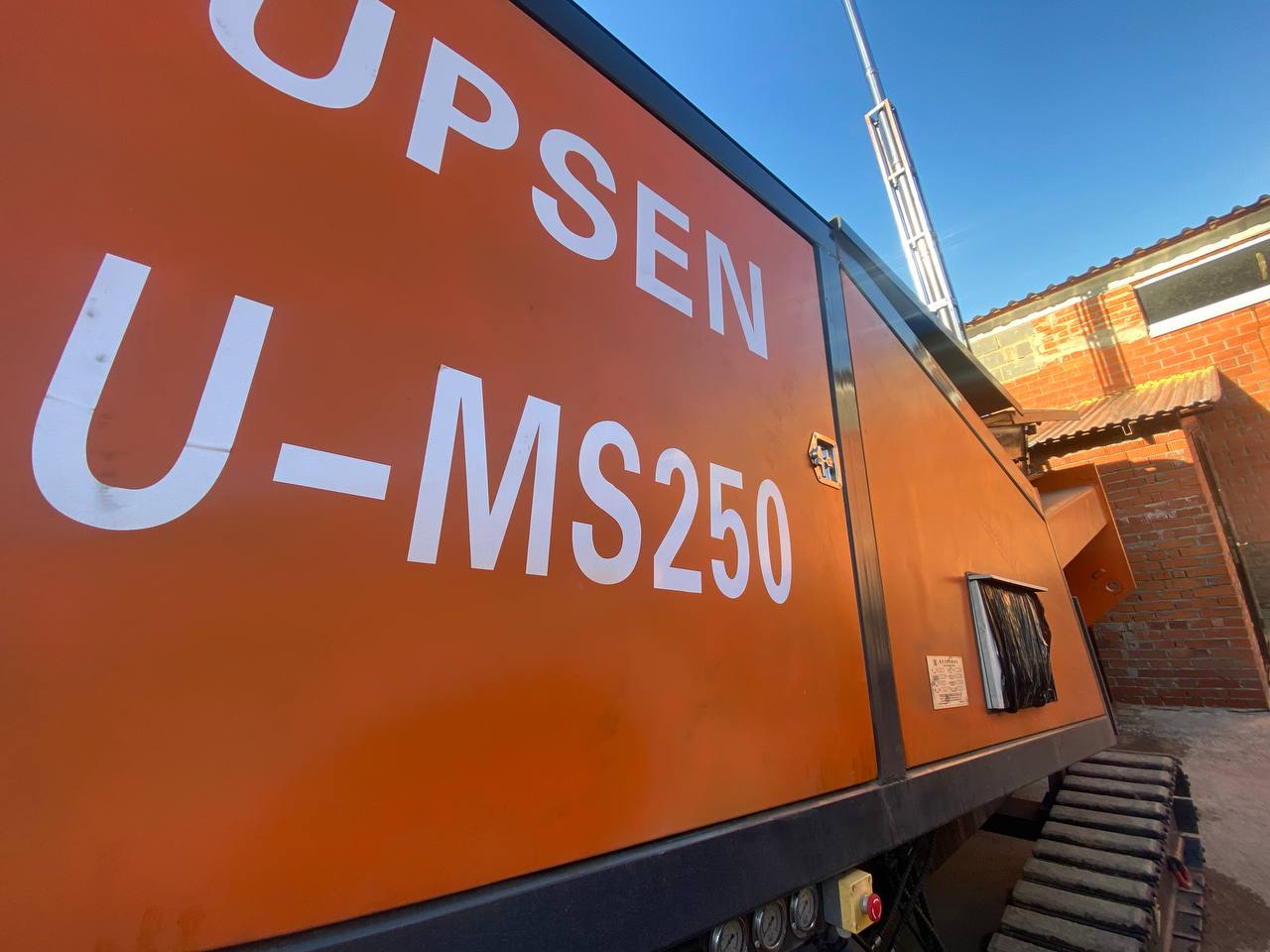 картинка Промышленный шредер гусеничного типа  U-MS250 от магазина Одежда+