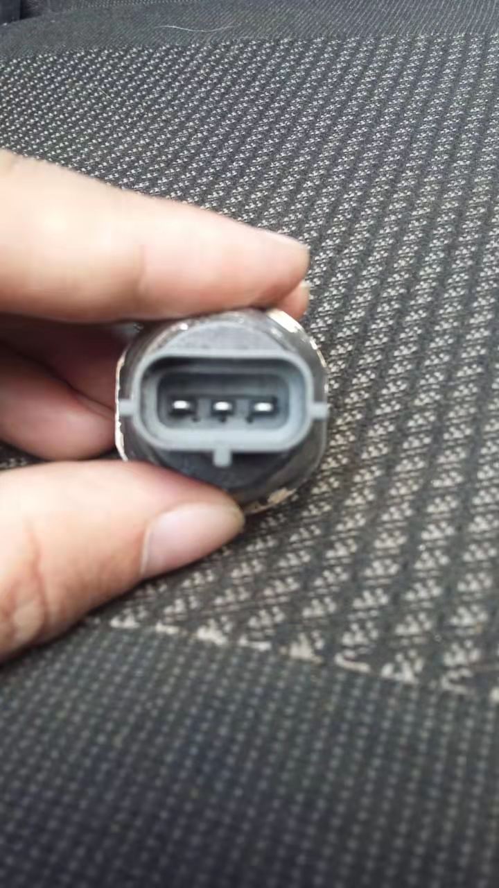 картинка Датчик давления топлива в рампе QY25 двиг. SC9DF290Q5 от магазина Одежда+