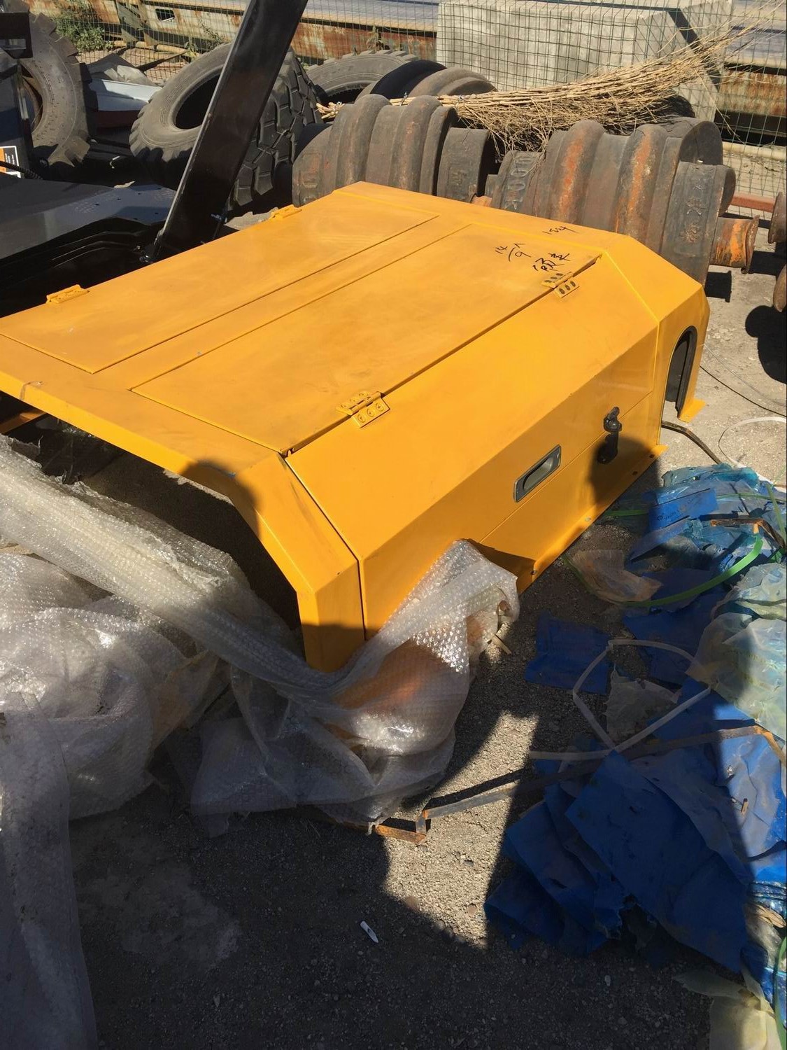 картинка Капот (кабина нового образца) / Автокран KRAN 25K от магазина Одежда+