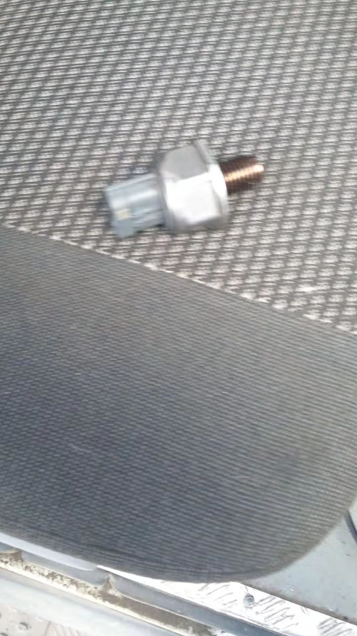 картинка Датчик давления топлива в рампе QY25 двиг. SC9DF290Q5 от магазина Одежда+