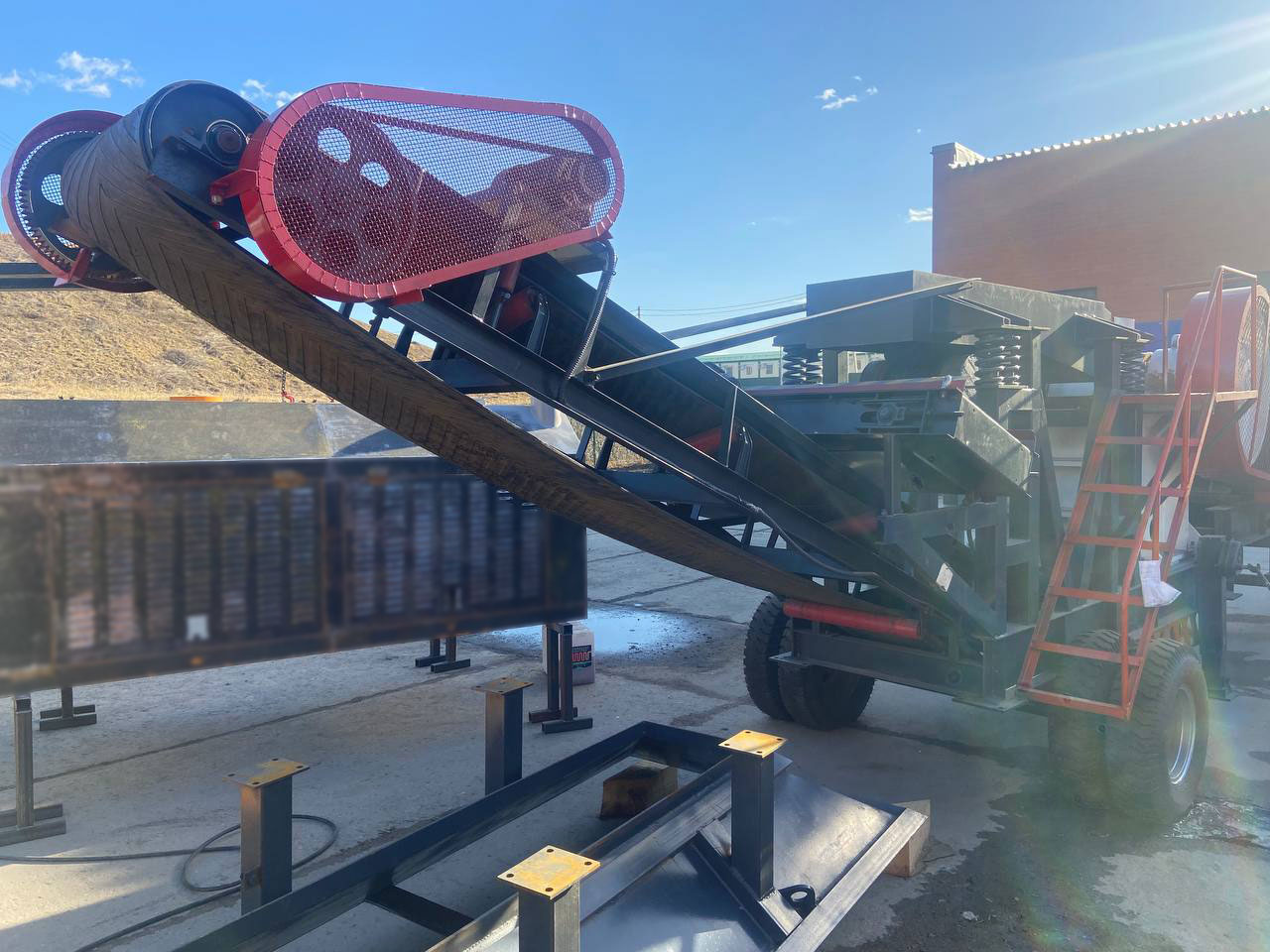 картинка Щековая дробилка PE-400х600 на колесном шасси с генераторной установкой от магазина Одежда+