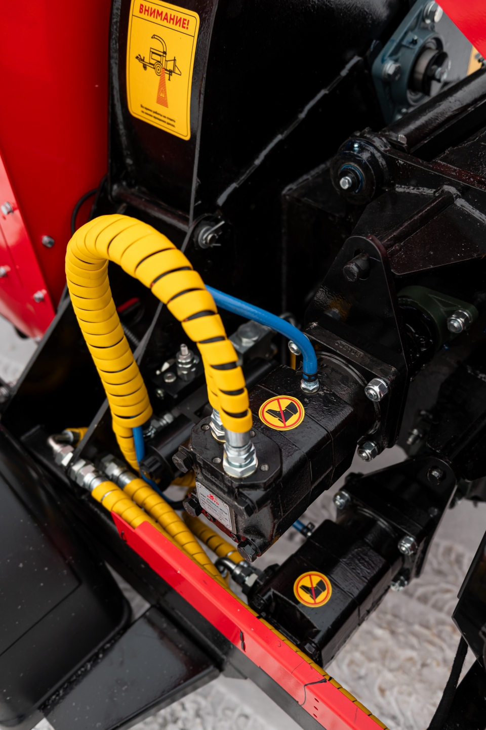 картинка Измельчитель древесины BearTech М3 на гусеничном ходу от магазина Одежда+