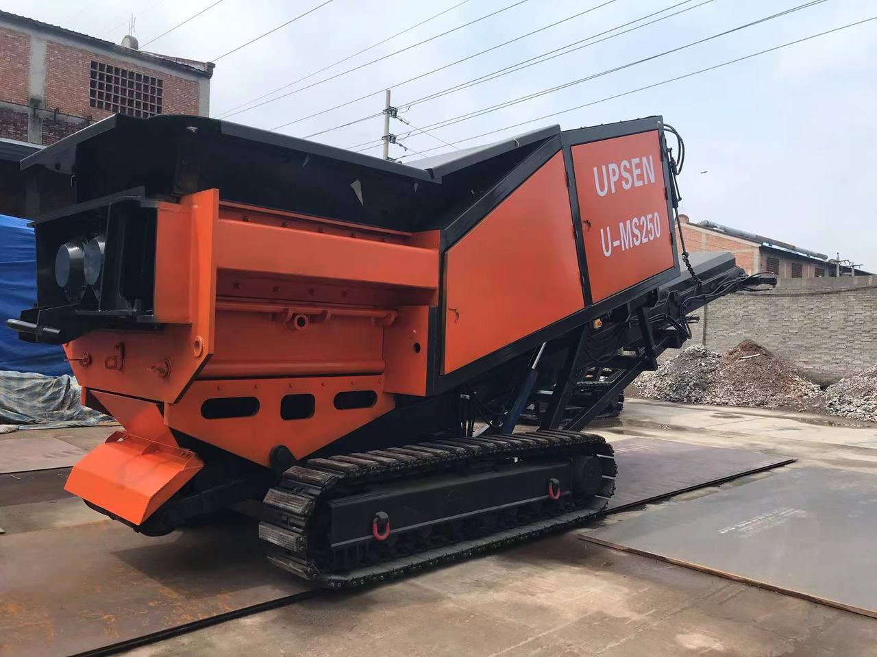 картинка Промышленный шредер гусеничного типа  U-MS250 от магазина Одежда+