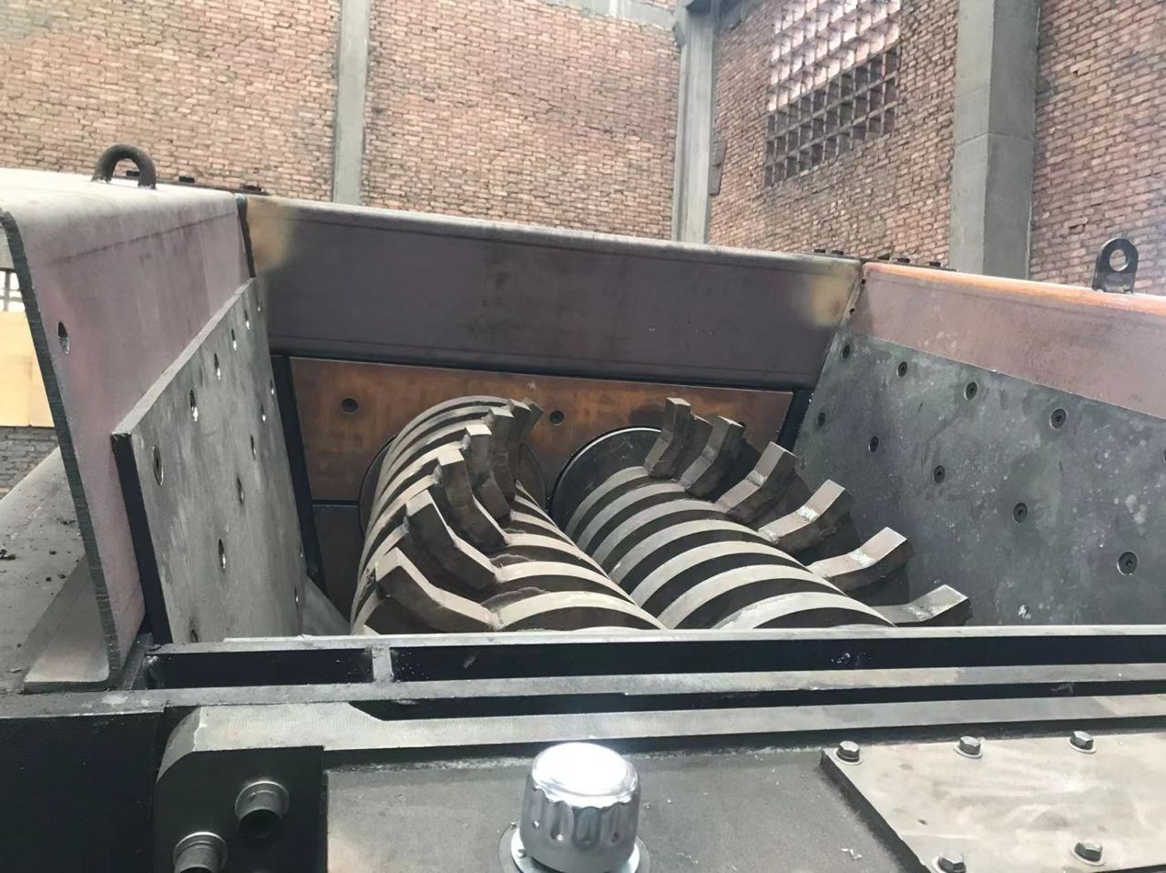 картинка Промышленный шредер гусеничного типа  U-MS250 от магазина Одежда+