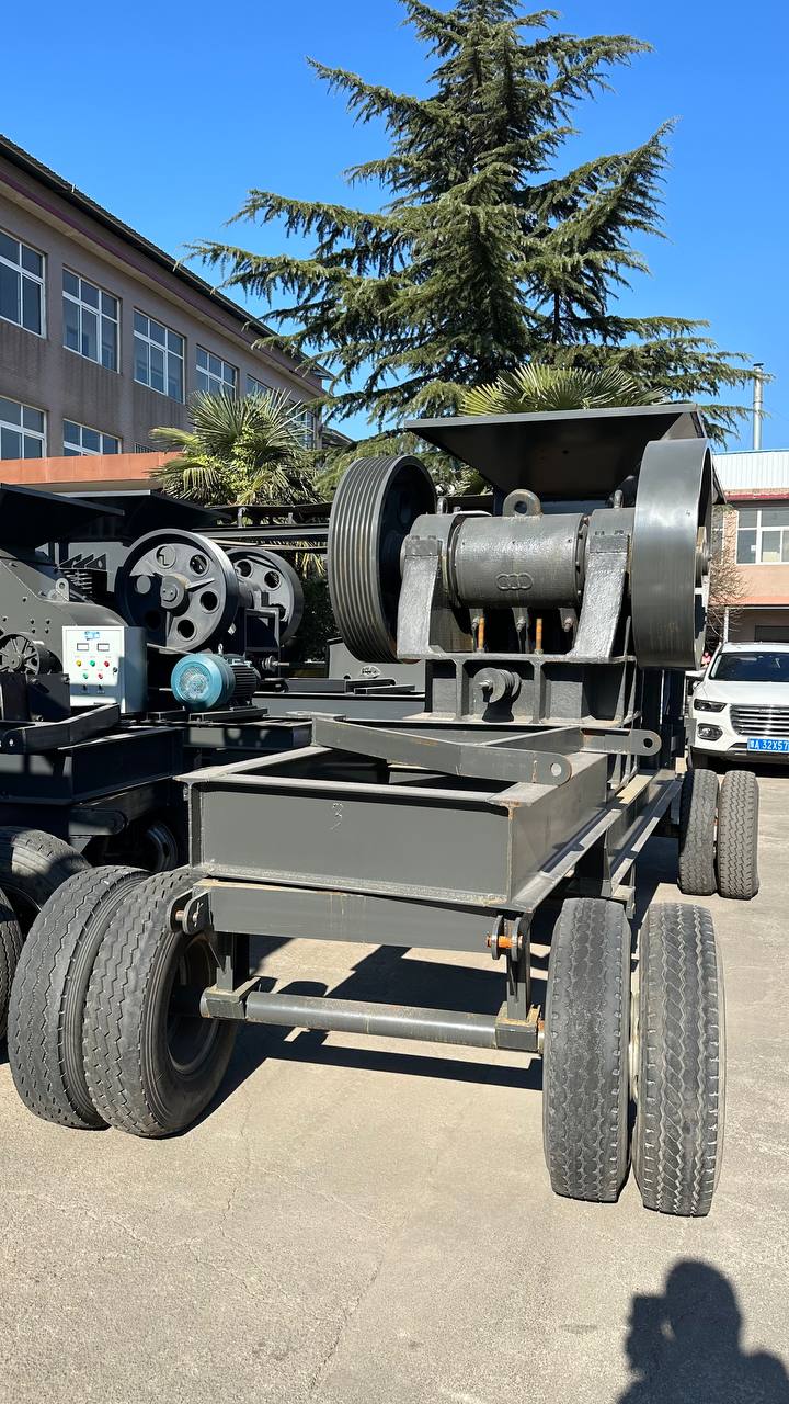 картинка Щековая дробилка PE-400x600 на колесном шасси с электродвигателем от магазина Одежда+