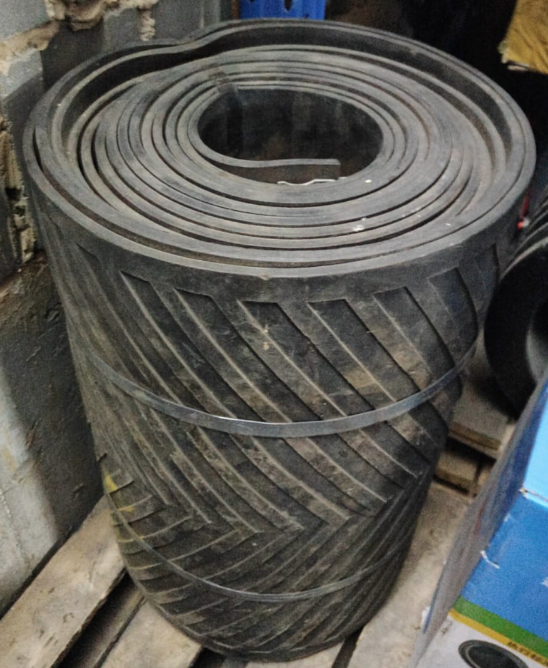 картинка Лента конвейерная для щековой дробилки PE-400х600 с генераторной установкой/электродвигателем от магазина Одежда+