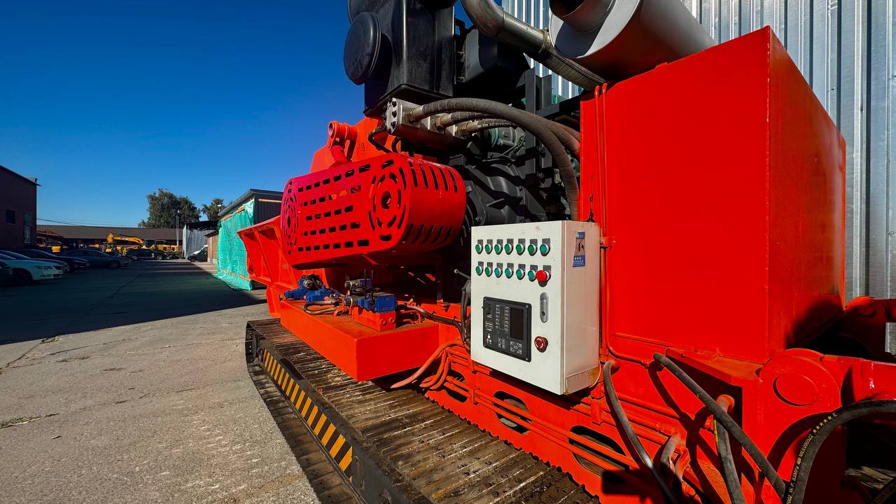 картинка Измельчитель древесины DH 500  с горизонтальной подачей на гусеничном ходу от магазина Одежда+